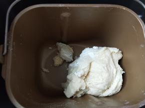 揉出厚膜后加入奶酪继续揉。