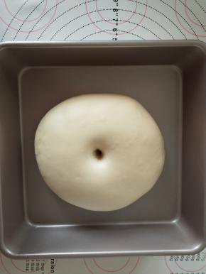 发酵到2倍大，手指戳洞不回缩即可。