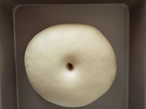 发酵到2倍大，手指戳洞不回缩即可。