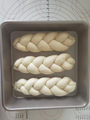 放入模具中发酵。发酵到2倍大。