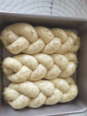 表面刷全蛋液，撒白芝麻。