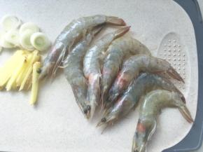 虾洗干净，用剪刀开虾背，取出虾线