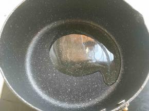 锅内加入植物油