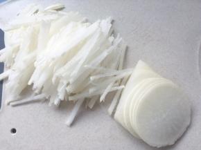 白萝卜洗干净，切丝备用