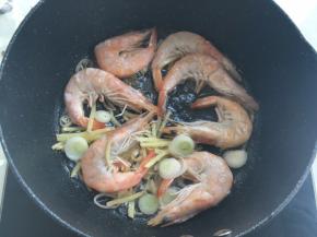 煎至虾上色变红