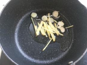 油温稍微热一些，加葱花跟姜丝