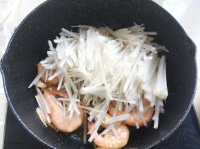 加入白萝卜丝，继续翻炒