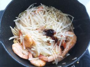 加入酱油跟蚝油，继续翻炒均匀