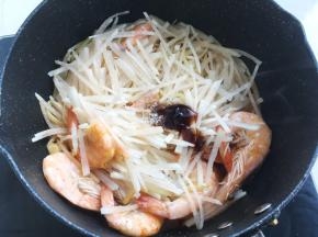 加入酱油跟蚝油，继续翻炒均匀