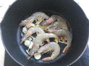 之后加入虾，用筷子将虾反面