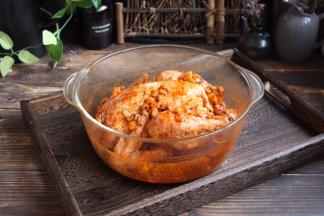 将步骤8的蔬菜雪梨丁和步骤9的新奥尔良腌料混合在一起，涂抹在三黄鸡的全身上，内脏里要塞一些腌料。