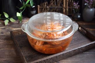 盖上容器的盖儿，放入冰箱里，腌制12个小时～24小时。