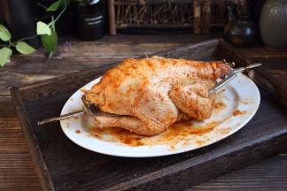 将美的烤箱配置的旋转叉从三黄鸡的内脏穿过去，用锁扣紧紧锁住。