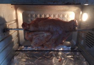 将鸡放在烤箱的旋转部位。