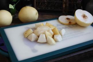 将其中的一个雪梨切成滚刀块。