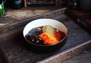 准备一下新奥尔良腌料：新奥尔良风味腌料100g、蚝油40g、黑胡椒酱20g、生抽20g、孜然适量、辣椒粉适量。