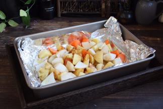 将雪梨、洋葱、土豆、胡萝卜，放入烤盘里，撒入少许的盐、少许的黑胡椒碎、少许的孜然和辣椒粉、少许的橄榄油，将其拌匀备用。