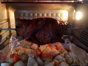 第一次烤60分钟后，将烤鸡从烤箱里拿出来，涂抹腌料，再放回烤箱继续烤制，同时将步骤7的雪梨块和蔬菜块放入烤箱的底层，烤第二次60分钟。