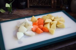 将洋葱、胡萝卜、土豆也切成块。