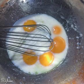 2：拌匀的色拉油牛奶倒入蛋黄中。