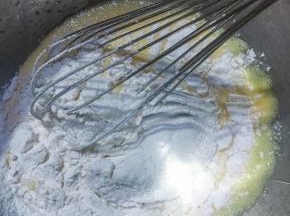 4过筛低粉至蛋黄糊中，左右上下的搅拌，搅拌好的蛋黄糊呈丝带状。
