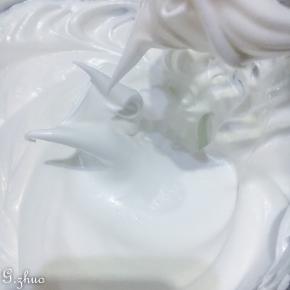 5：蛋清一次性加入白砂糖和柠檬汁，打发倒扣盆，蛋清都不会掉下来的状态。