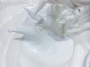 5：蛋清一次性加入白砂糖和柠檬汁，打发倒扣盆，蛋清都不会掉下来的状态。