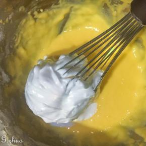 6：取三分之一倒入蛋黄糊中搅拌均匀。