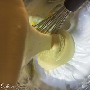 7：拌好的蛋黄糊倒入剩余的蛋清中翻拌匀。