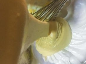 7：拌好的蛋黄糊倒入剩余的蛋清中翻拌匀。