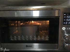 11：烤箱上下火150度预热5分钟，放到最底层烘烤50分钟。