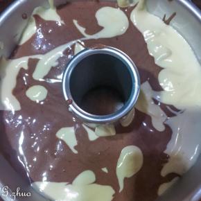 10：再分交插倒入模具中，轻轻振平即可。