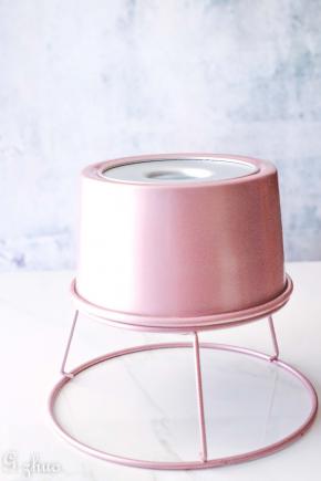 12：出炉后倒后在网架上，一定要倒扣，待凉了往下按压脱模即可