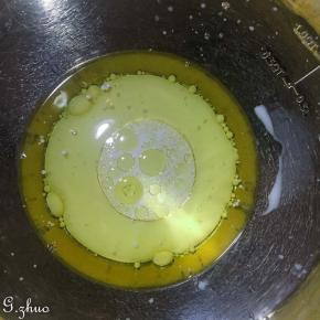 以上配方适用于学厨7寸加高戚风模具一份的用量
1：色拉油加牛奶搅拌混合均匀，