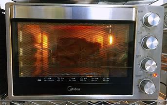 将烤箱调至旋转功能，调至200度，第一次烤60分钟。