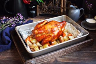 烤鸡出炉了，此时散发着诱人的香味，鸡肉鲜嫩多汁，雪梨清香软糯，鸡的美味与雪梨的味道相互渗透，可馋人啦！