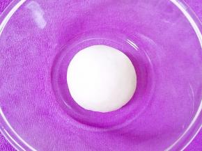 分次加入温水和成面团，将面团用力揉5分钟左右，使面团变的光滑有弹性。揉好的面团放入碗里，盖上保鲜膜，放在温暖处饧发30分钟。