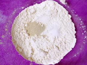 面粉中加入盐和发酵粉混合均匀。