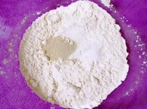 面粉中加入盐和发酵粉混合均匀。