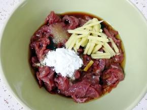 面团饧发的时间开始处理牛肉。将牛肉切成薄片，加入生抽、老抽、细砂糖、料酒、盐、胡椒粉、香油、玉米淀粉和生姜(喜欢吃生姜的可以切成末，家里小朋友不喜欢吃生姜，所以切成丝便于她挑出来)搅拌均匀。