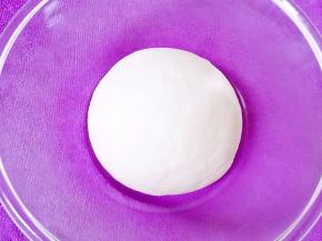 牛肉腌制的时间里，继续制做烧饼。饧发后的烧饼面团明显变大了。