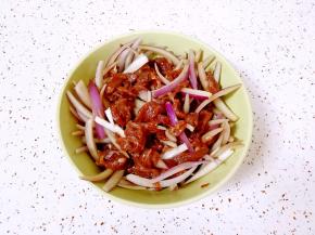 把切好的洋葱丝加入到搅拌好的牛肉里面，再次搅拌均匀，静置20分钟以上。