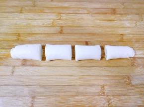 将卷好的面团平均分成4份。