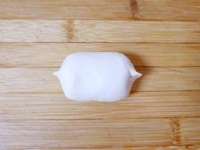 取一份小面团将两头捏紧。