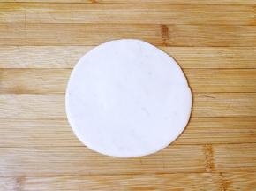 擀成直径为10厘米左右的圆形面皮。