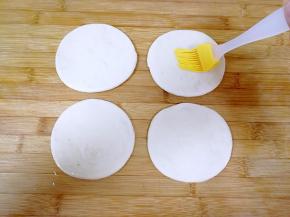 用5g蜂蜜和5g温水调成蜂蜜水，刷在面皮的表面。