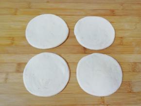 依次擀好剩下的小面团。