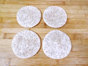 沾满芝麻的面皮放上案板上静置一下。