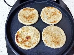时间到打开电饼铛，烧饼两面呈金黄色，取出备用。