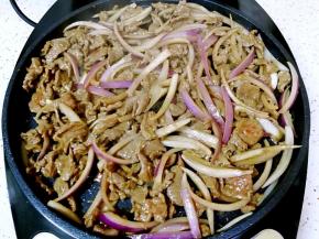 不断翻炒，直到牛肉完全变色，再继续翻炒两分钟。